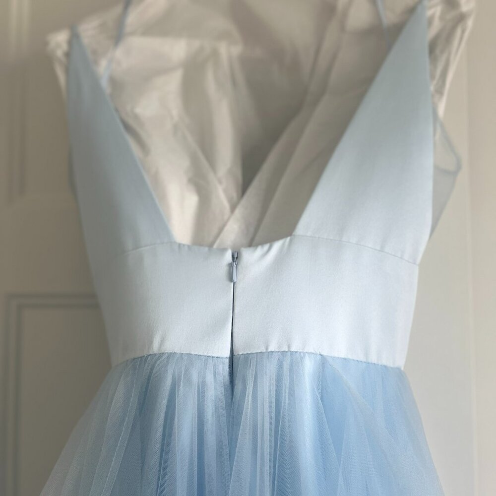 Madison James Cinderella Dress, baby blue, size 0
Bust 30
Waist 24
Length 60 - Picture 7 of 11